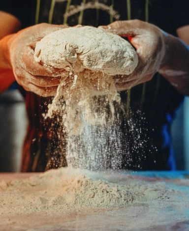 Boulanger pétrissant une pâte à partir de farine panifiable livrée