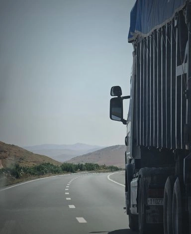 Camion de marchandises sur la route, équipé d'une semi-remorque à fond mouvant