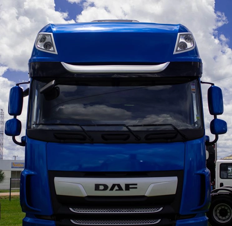 Tracteur routier DAF en stationnement