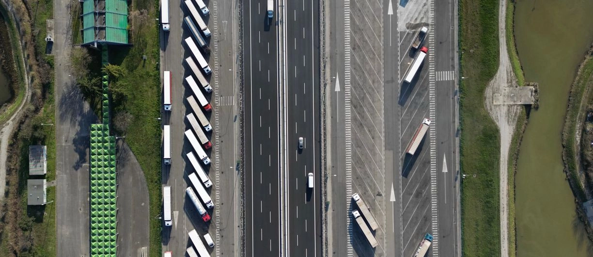 Ensemble routier sur autoroute en transport interurbain