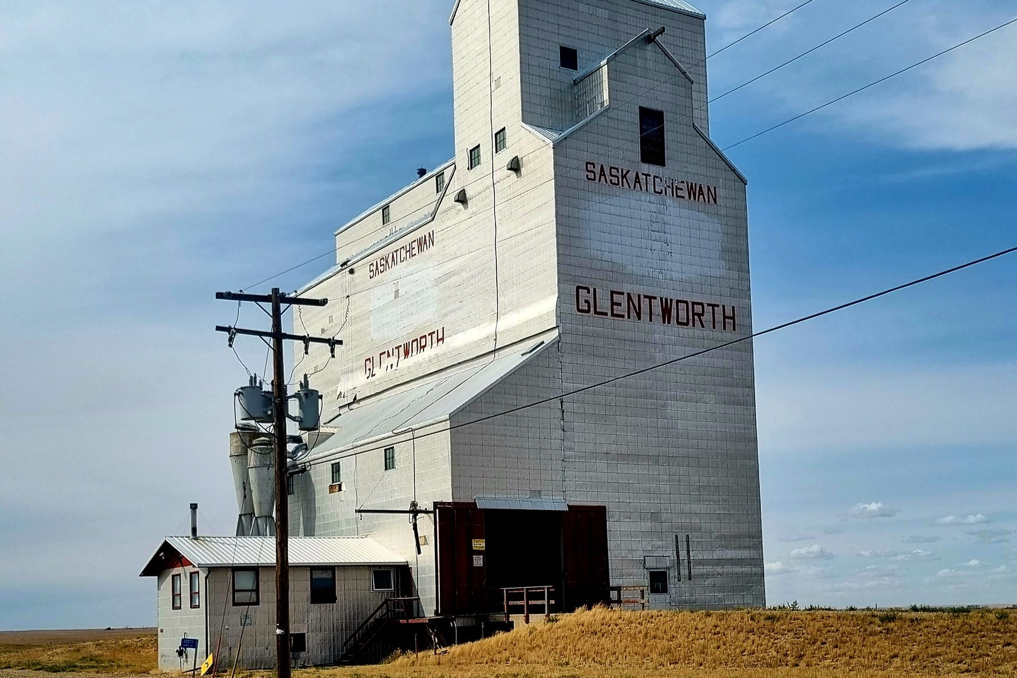 Élévateur à grains en arrière-plan des partenaires farine panifiable