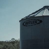 Silo à grains sous un ciel bleu