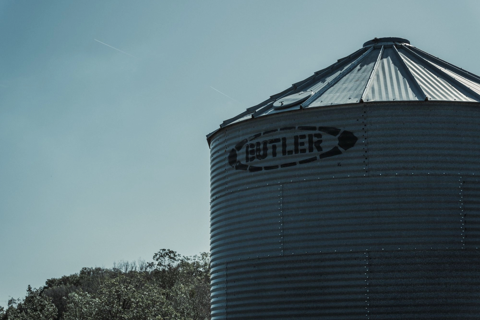 Silos à grains sous un ciel bleu, en arrière-plan des partenaires citerne alimentaire