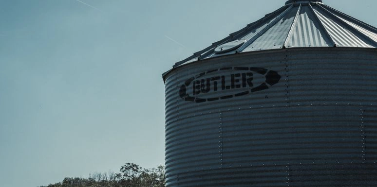 Silo à grains sous un ciel bleu en Bourgogne-Franche-Comté