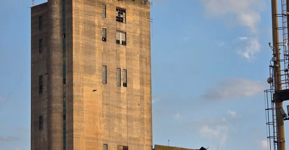Silo de collecte équipé d'un pont bascule
