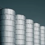 Silos industriels vus du sol