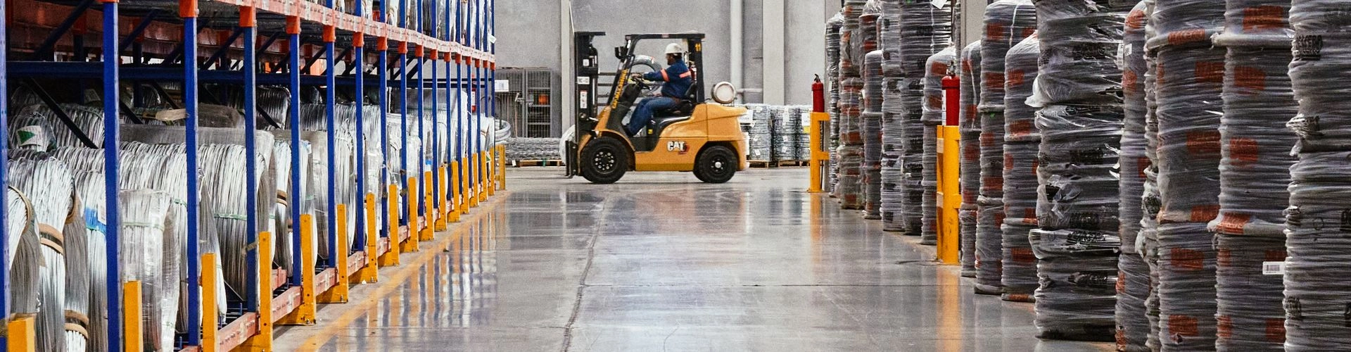 Intérieur d'un entrepôt logistique avec rayonnages