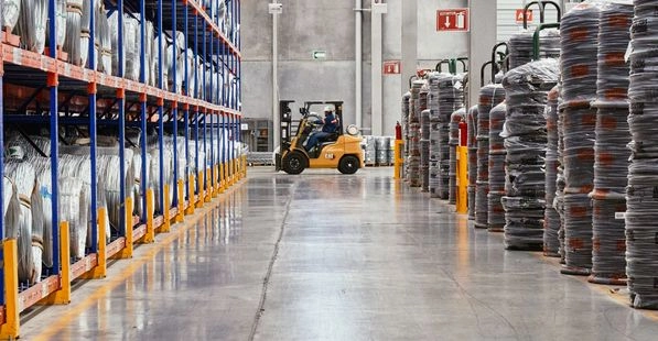 Déchargement sous bâtiment, hauteur limitée