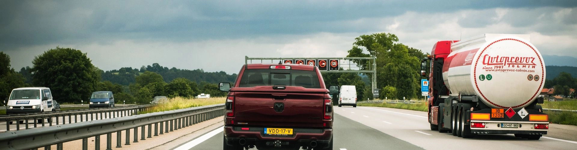 Camion de fret sur une autoroute