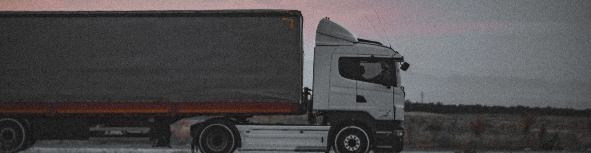 Camion-citerne sur une route de campagne au coucher du soleil