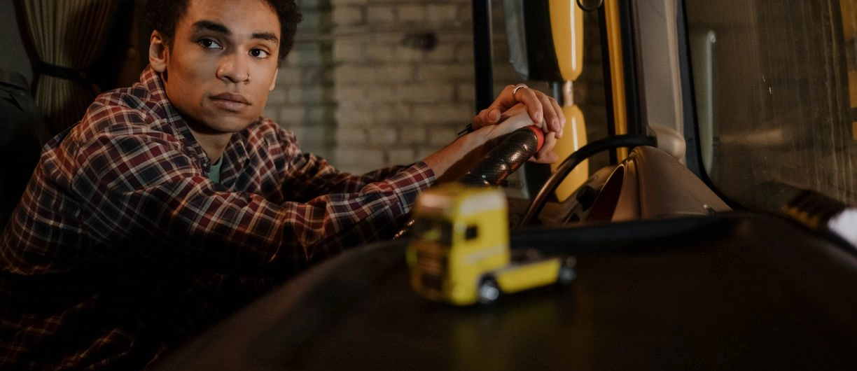 Chauffeur partenaire au volant de son poids lourd