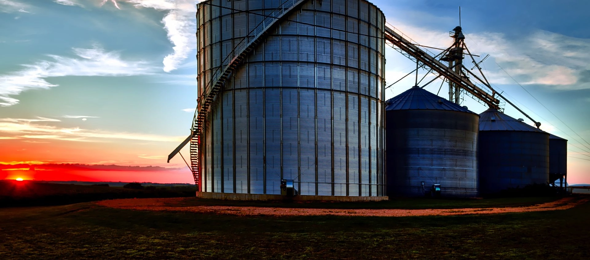 Silo agricole au coucher du soleil