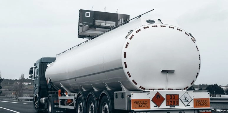 Camion-citerne sur la route en Auvergne-Rhône-Alpes
