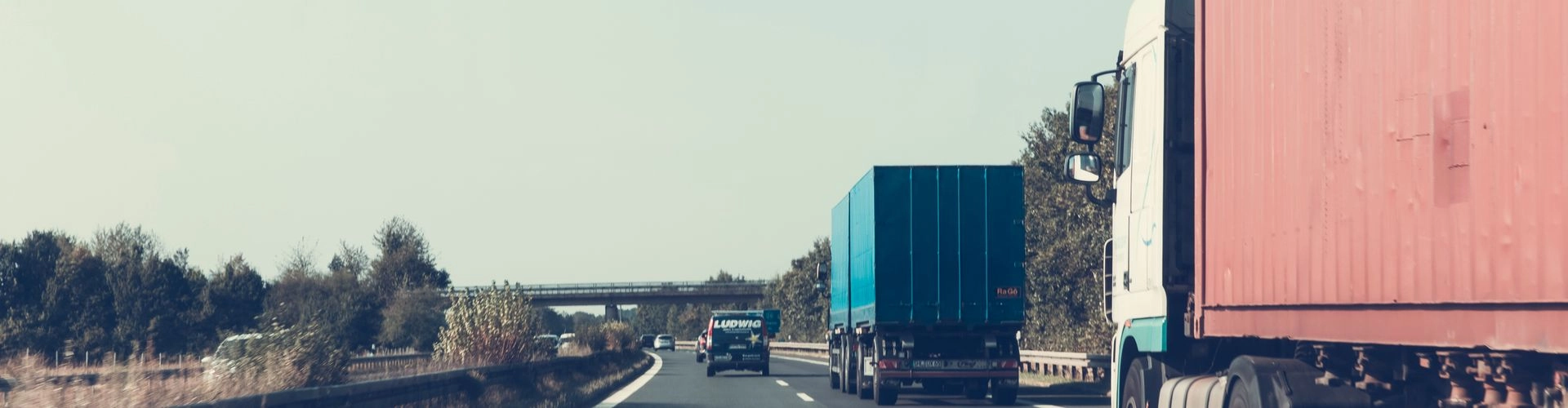 Semi-remorque à fond mouvant sur une autoroute