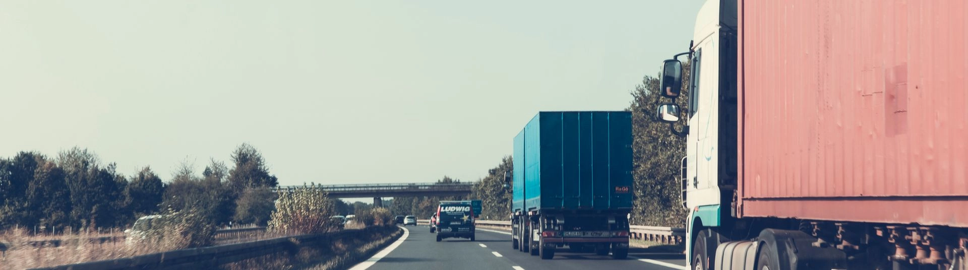 Poids lourd circulant sur une autoroute