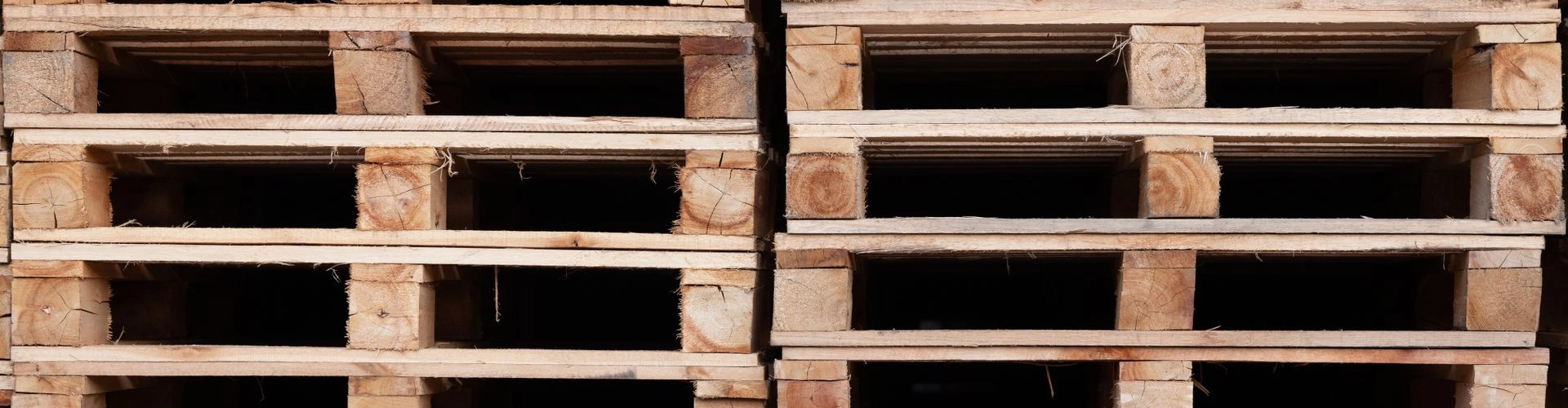 Palettes stockées en entrepôt, bandeau logistique
